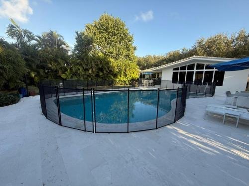 poolfence_black_finished_closeup