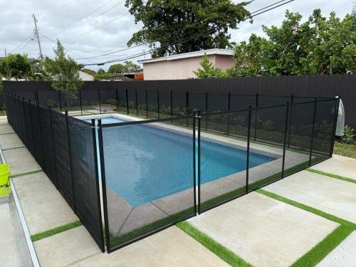 poolfence_black_finished_closeup_bigtiles_left