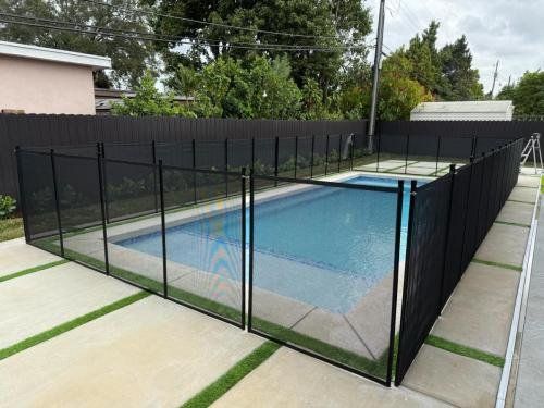 poolfence_black_finished_closeup_bigtiles_right