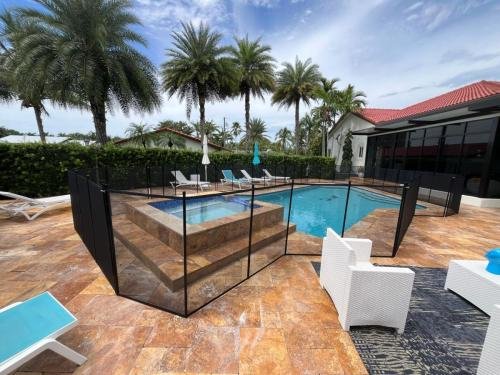 poolfence_black_finished_darktiles_left