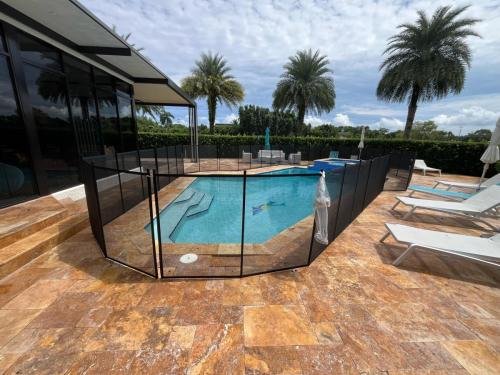 poolfence_black_finished_darktiles_right