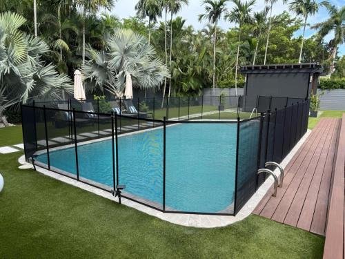 Safety Pool Fence in Black