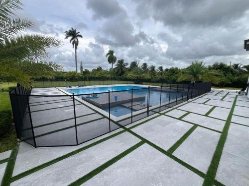 poolfence_black_finished_large_tiles_1