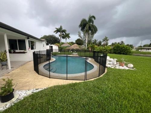 poolfence_black_finished_smallpool_2