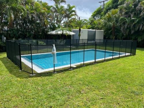 poolfence_black_finished_smallpool_left