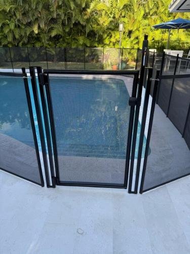 poolfence_black_selfclosing_gate_1