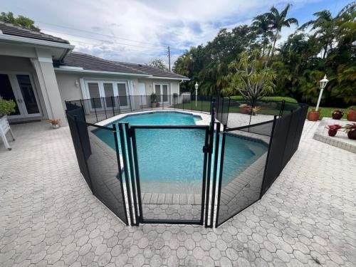 poolfence_black_selfclosing_gate_hextiles