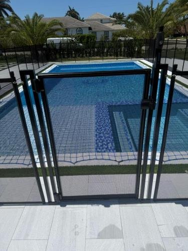 poolfence_mesh_black_selfclosing_gate_closeup