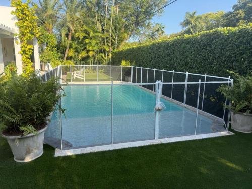 Safety pool fence in white