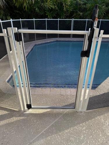 poolfence_white_selfclosing_gate